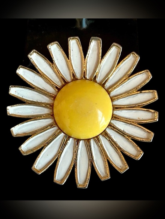 Weiss Jewelry - Vintage Signed Weiss Daisy Flower Brooch Enamel And Goldtone Metal